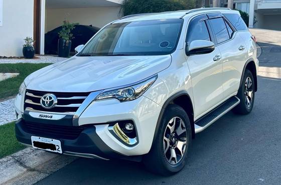 TOYOTA HILUX SW4 2.8 SRX DIAMOND 4X4 7 LUGARES 16V TURBO INTERCOOLER DIESEL 4P AUTOMÁTICO TOYOTA HILUX SW4 2.8 SRX DIAMOND 4X4 7 LUGARES 16V TURBO INTERCOOLER DIESEL 4P AUTOMÁTICO